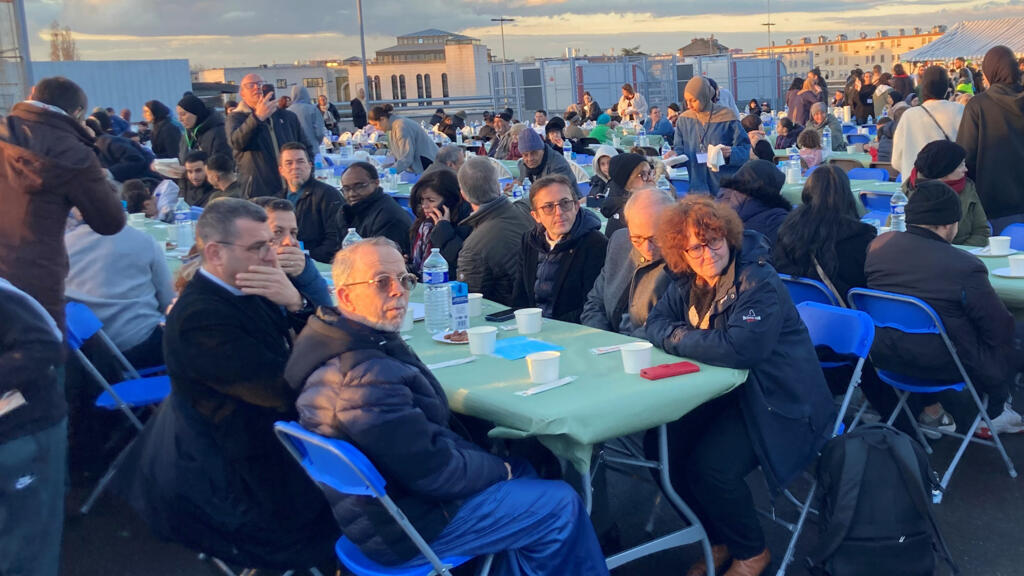 A Stains, au nord de Paris, à l’occasion du ramadan, un collectif d’associations a organisé un repas citoyen à la rupture du jeûne le 23 mars 2025 intitulé « à table pour la paix », en présence de représentants de plusieurs confessions religieuses et d’habitants.