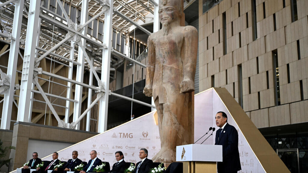 Le Premier ministre égyptien, Mostafa Madbouli, s'adresse à la presse avant l'inauguration officielle du Grand Musée Égyptien (GEM) à Gizeh, en périphérie sud-ouest du Caire, le 1er novembre 2025.