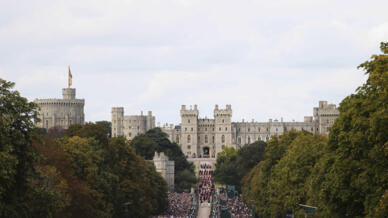 Le cercueil de la reine Elizabeth II arrive au château de Windsor lors de son cortège funèbre.