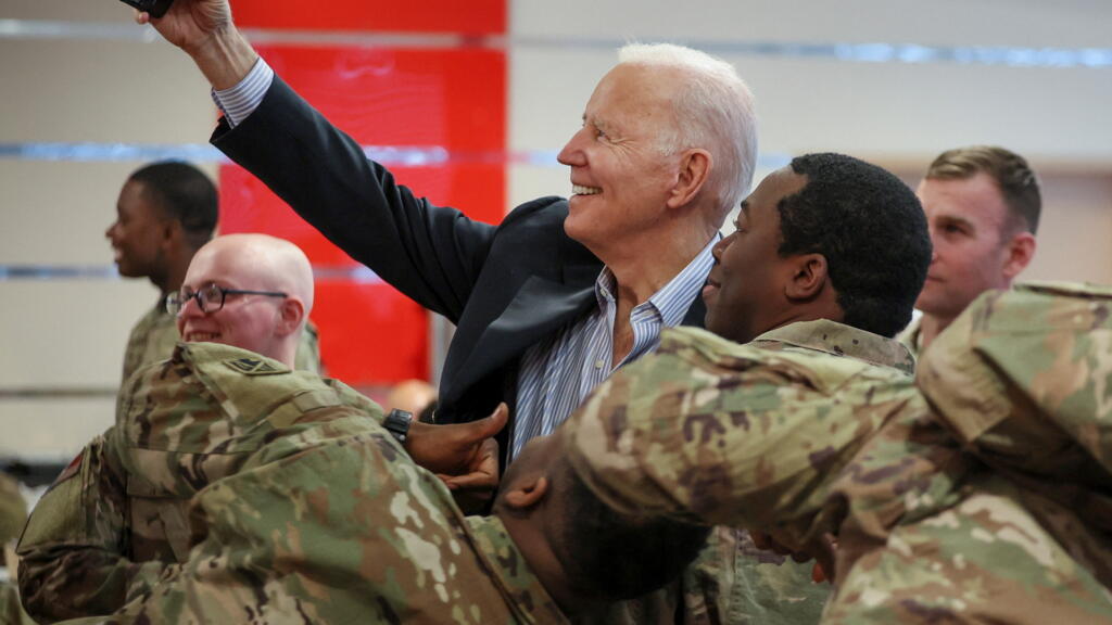 Le président Joe Biden rend visite aux membres de la 82e division aéroportée à la G2A Arena, le vendredi 25 mars 2022, à Jasionka, en Pologne.