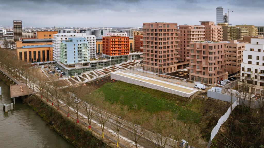 Vista da Vila Olímpica e Paralímpica dos Jogos Paris 2024, inaugurada na quinta-feira (28) em Saint-Denis, no norte da capital francesa.