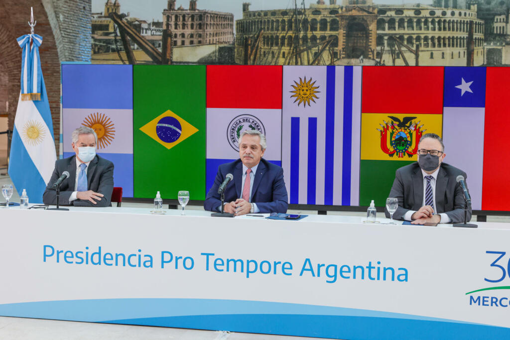 O presidente argentino, Alberto Fernández (centro), durante a última reunião de cúpula virtual do Mercosul. A Argentina não aceita um tratado comercial do Uruguai com a China.