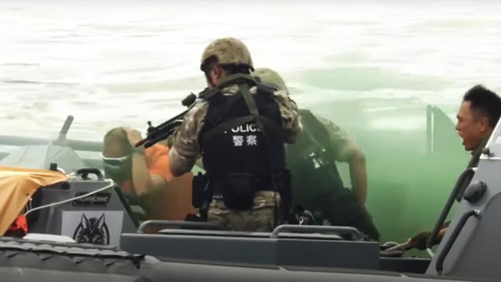 在反恐演习中，警员成功以快艇追截从水路逃走的恐怖份子。