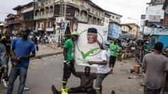 Des partisans du président Julius Maada Bio fêtent sa réelection dans les rues de Freetown, le 27 juin 2023.