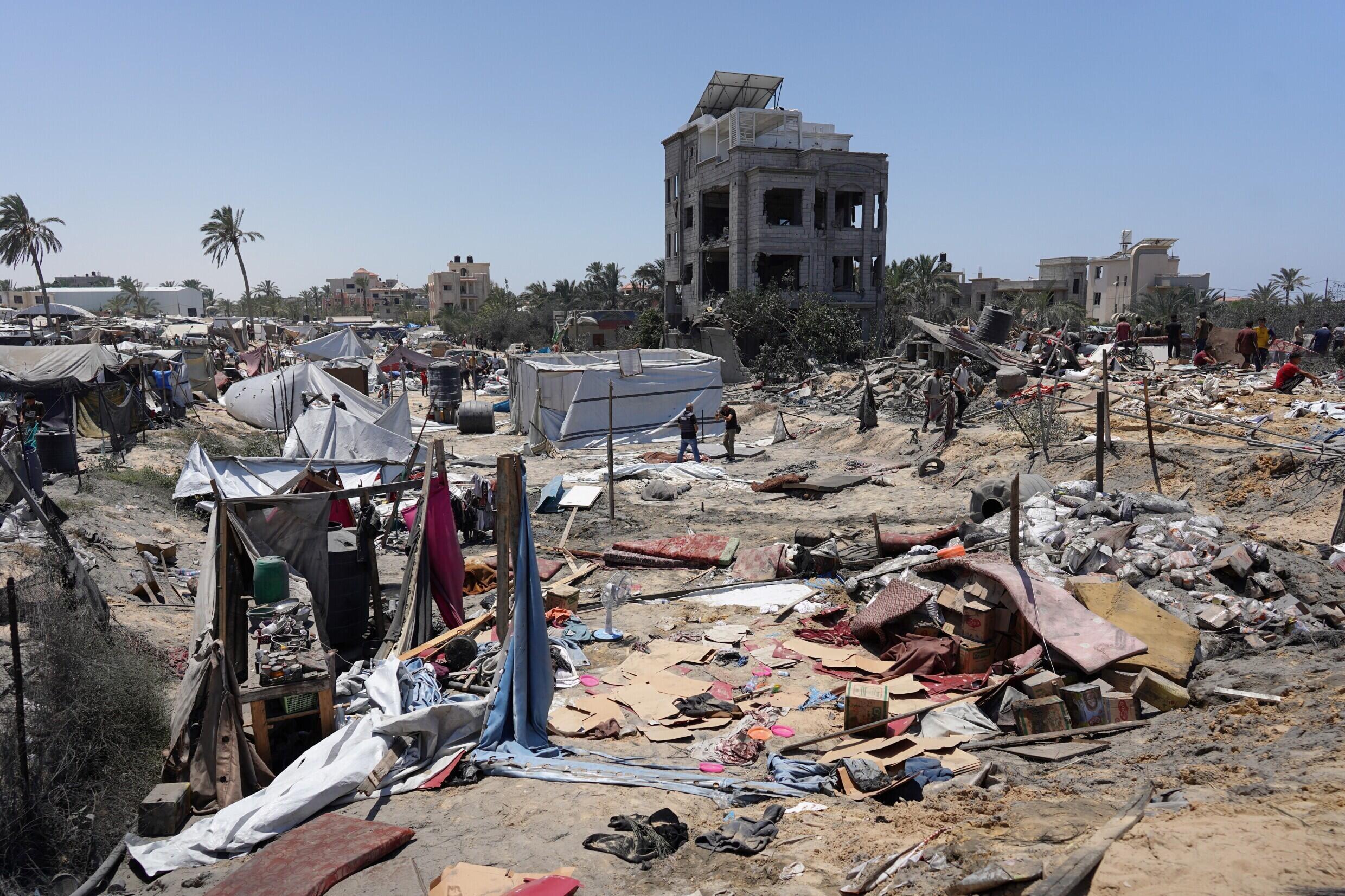 Vue du camp bombardé d'al-Mawasi, dans la bande de Gaza, le 13 juillet 2024.