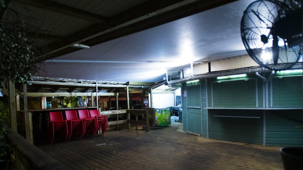 Un nouveau couvre-feu a été instauré ce week-end en Martinique où le taux d'incidence a atteint des niveaux inquiétants.