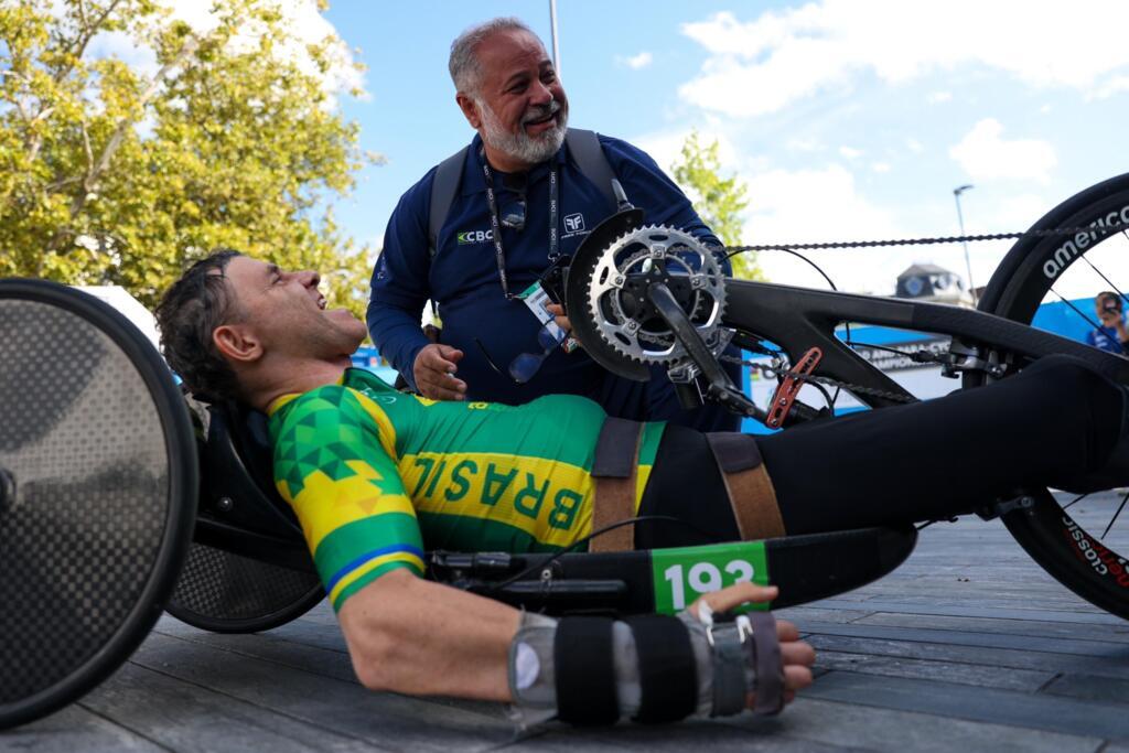 Edilson Rocha, o Tubiba, Coordenador de Paraciclismo da Confederação Brasileira de Ciclismo com Marcos Mello Júnior, da casse H1, medalhista no Campeonato Mundial de Zurique. Em 24 de setembro de 2024.