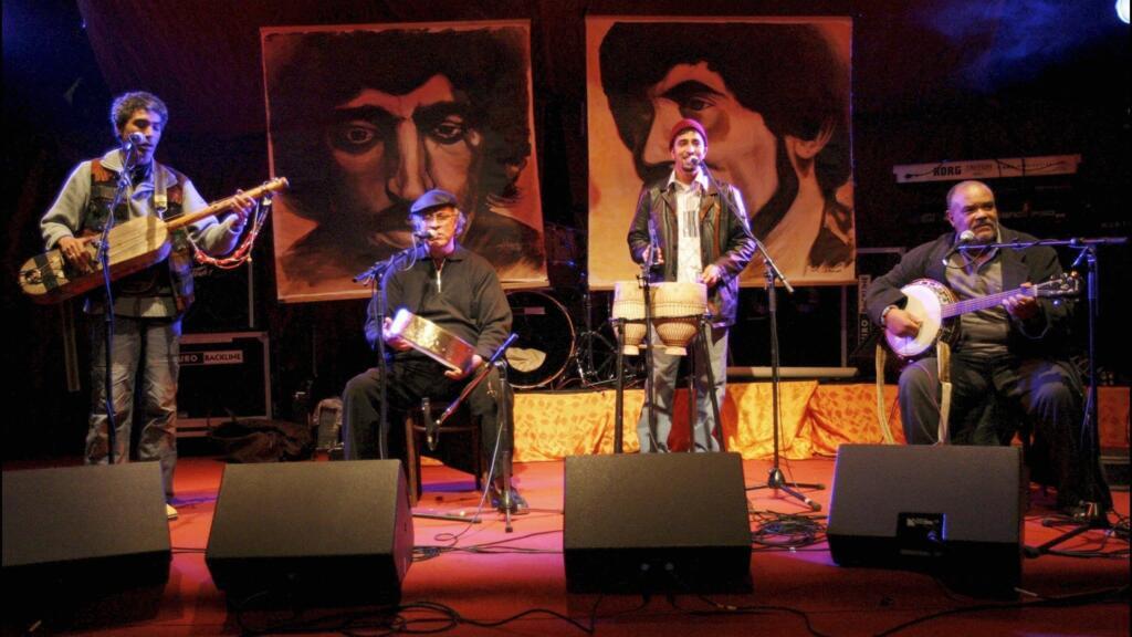 Le groupe Nass El Ghiwane en concert au Cabaret Sauvage, à Paris, le 10 novembre 2003.