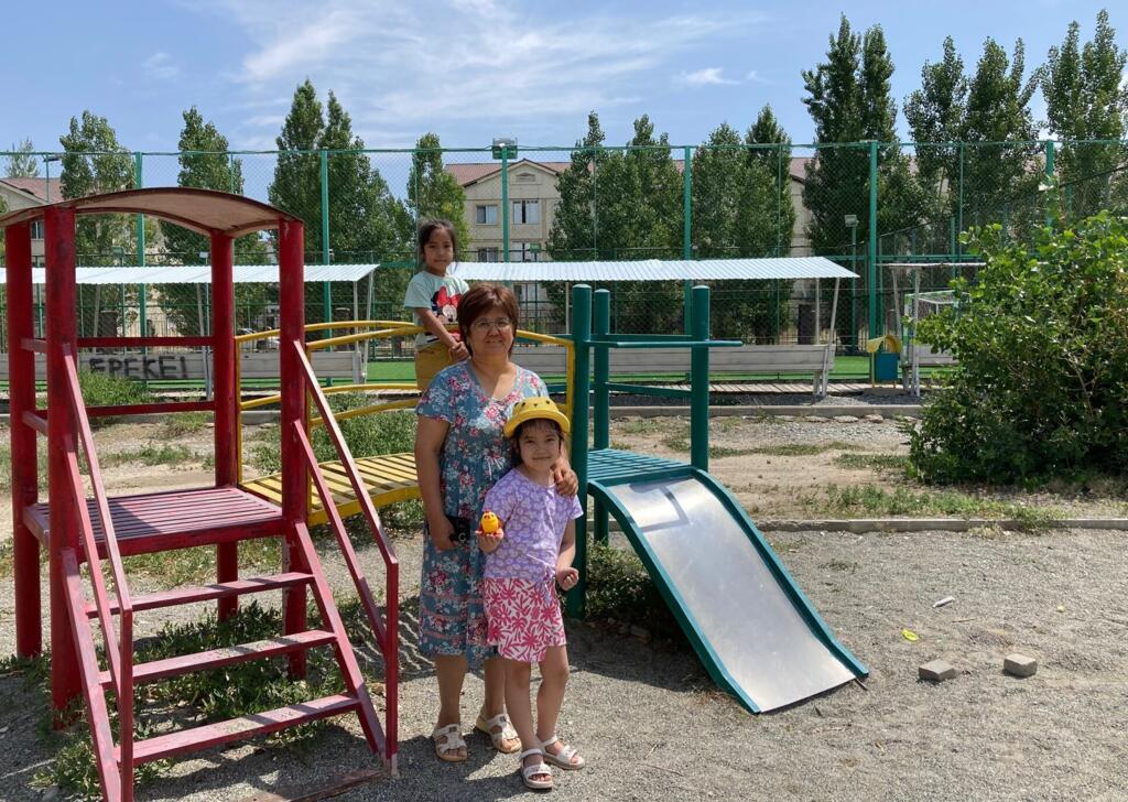 Aïmane, une habitante de Nurkent, avec ses petits-enfants. La ville nouvelle Nurkent accueille aujourd’hui quelques 4500 travailleurs du rail, mais dans un futur proche, plus de 100.000 personnes devraient y habiter.
