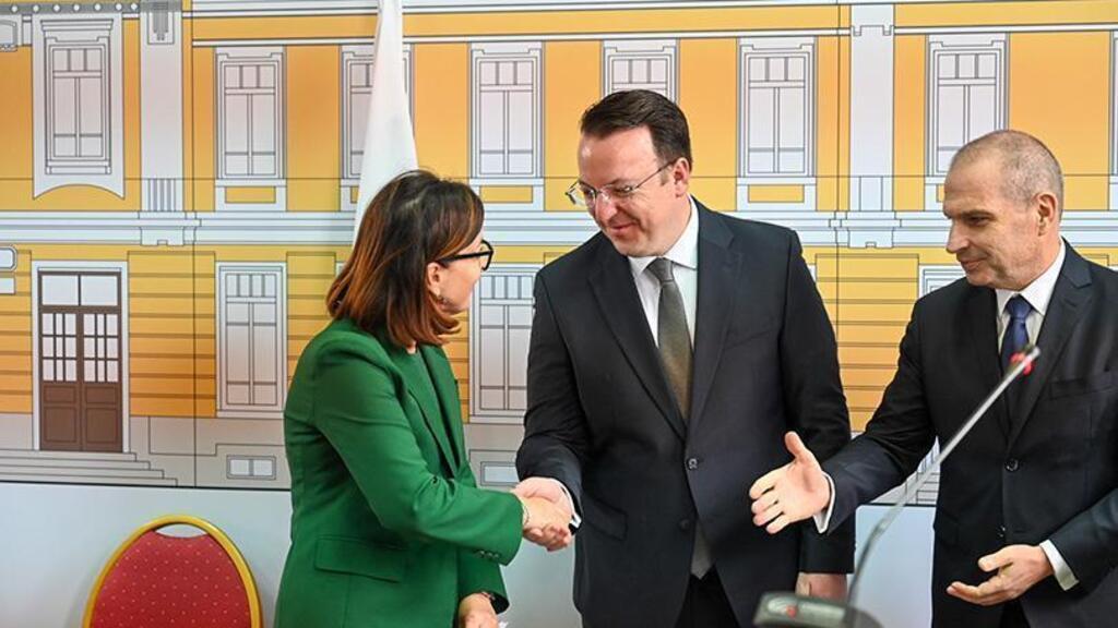 Miniștrii transporturilor din Macedonia de Nord, Aleksandar Nikoloski (centrul imaginii), respectiv din Bulgaria, Grozdan Karadjov (dreapta) la ceremonia de semnare a acordului privind construirea unei linii de cale ferată care să lege capitalele celor două țări, 6 noiembrie 2025.