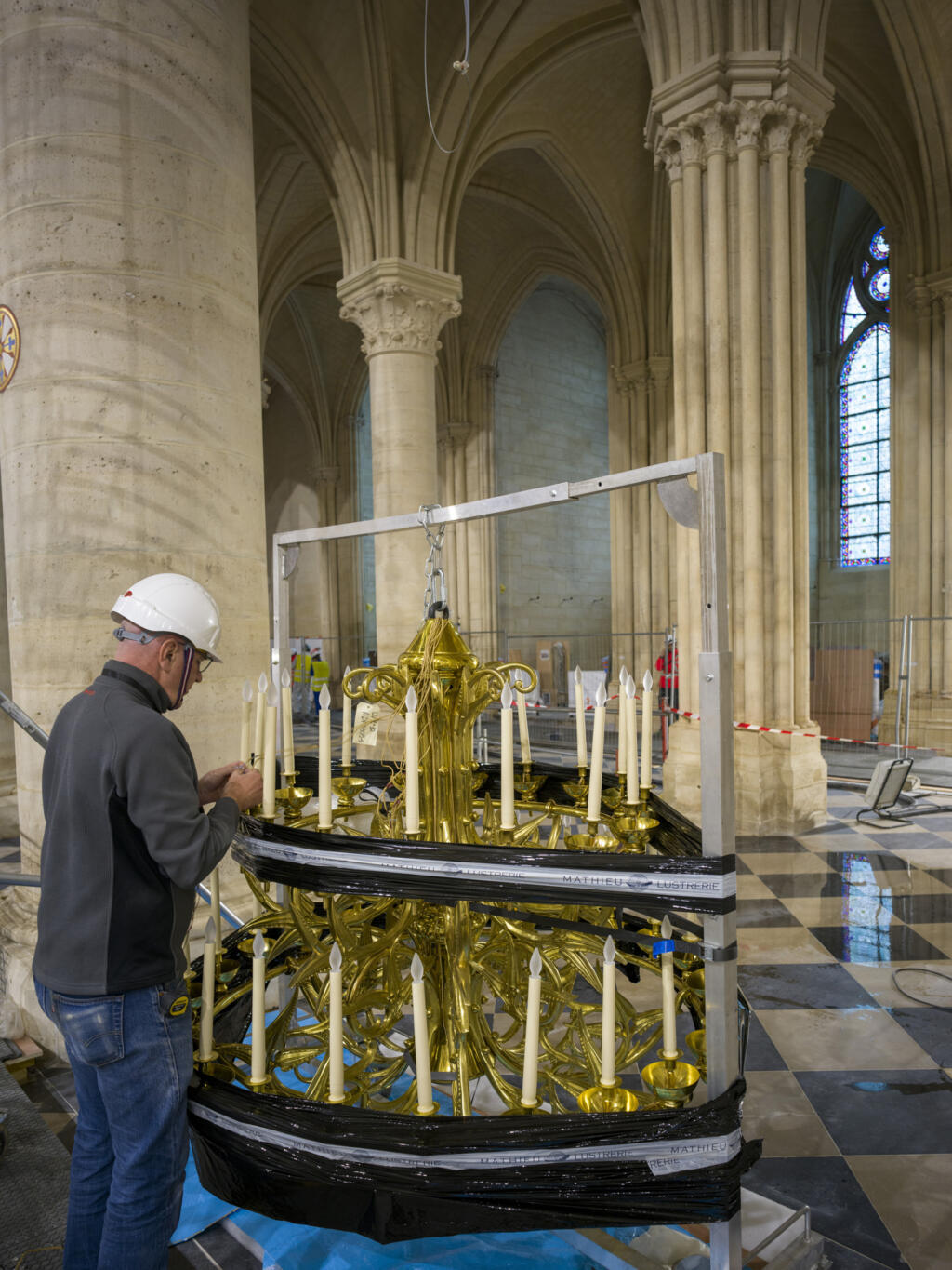 Installation des lustres à Notre Dame de Paris