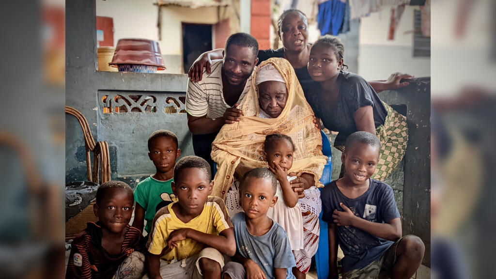 Une famille guinéenne pose autour de sa matriarche en banlieue de Conakry.
