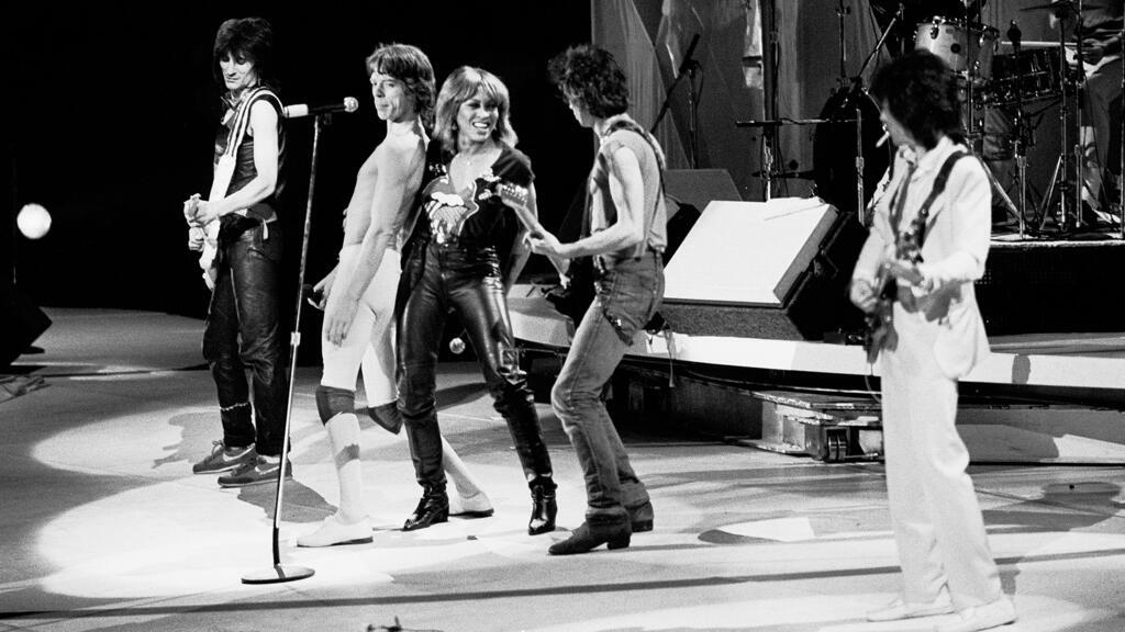 Tina Turner sur scène avec le groupe Les Rolling Stones, le 6 novembre 1981.