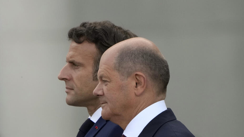 Le président de la République française Emmanuel Macron et le chancelier allemand Olaf Scholz, à Berlin, le 9 mai 2022.