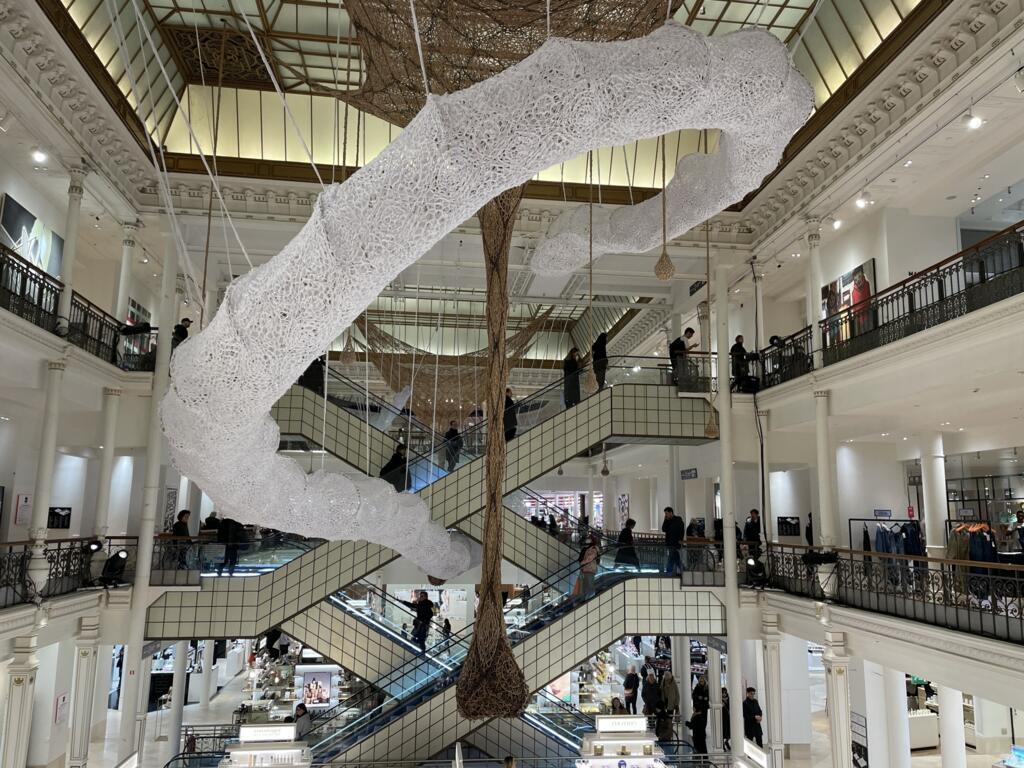 Le La Serpent, exposição que homenageia o artista brasileiro com suas instalações no tradicional Le Bon Marché de Paris.