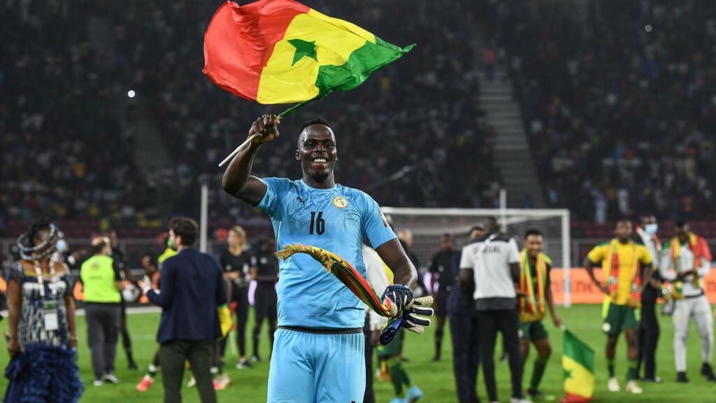 Edouard Mendy com a bandeira do Senegal comemorando a conquista da Copa Africana de Nações.