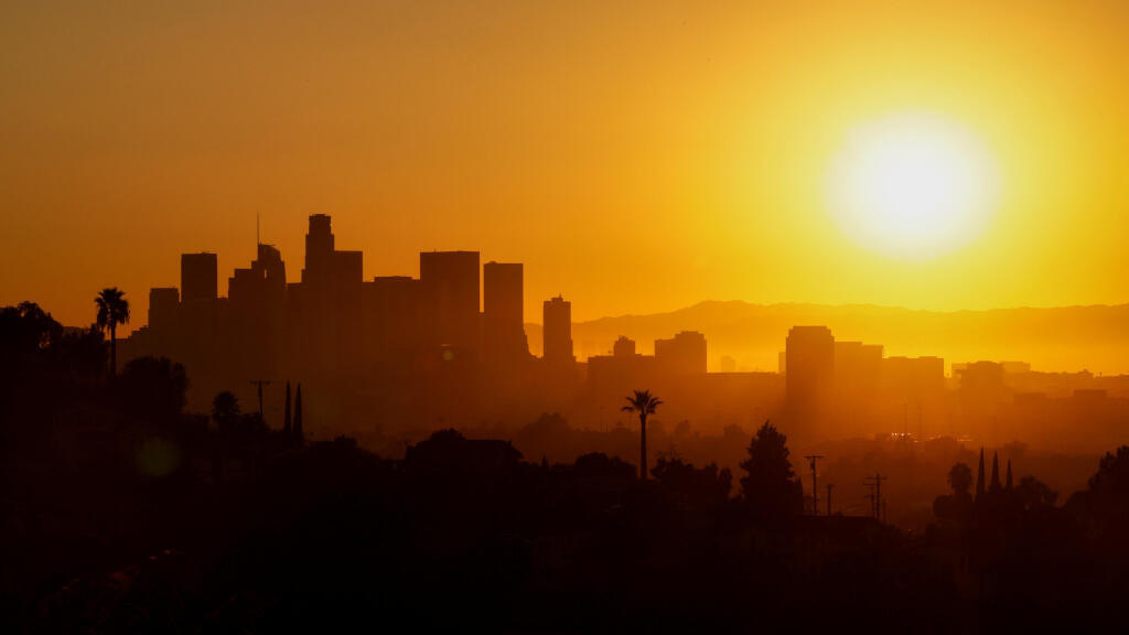 Le soleil se couche sur le paysage urbain pendant une période de températures élevées à Los Angeles, Californie, États-Unis, le 5 septembre 2024.