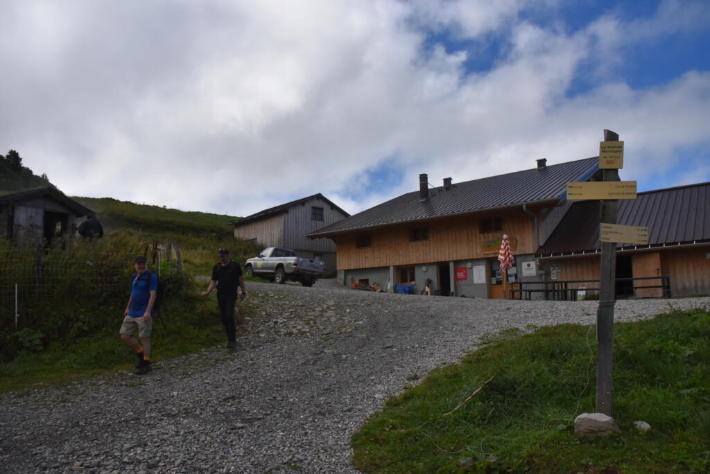 Des randonneurs passent devant l'alpage-école de Serraval (Haute-Savoie).