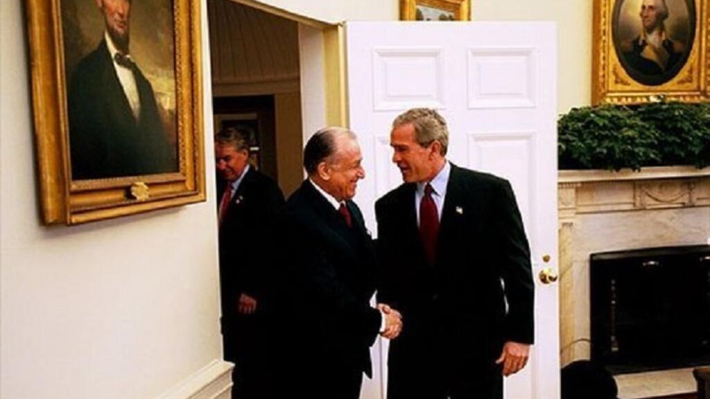 Președintele George W. Bush îl primește în Biroul Oval de la Casa Albă pe Ion Iliescu, Washingon D.C., Statele Unite, marți 28 octombrie 2003.