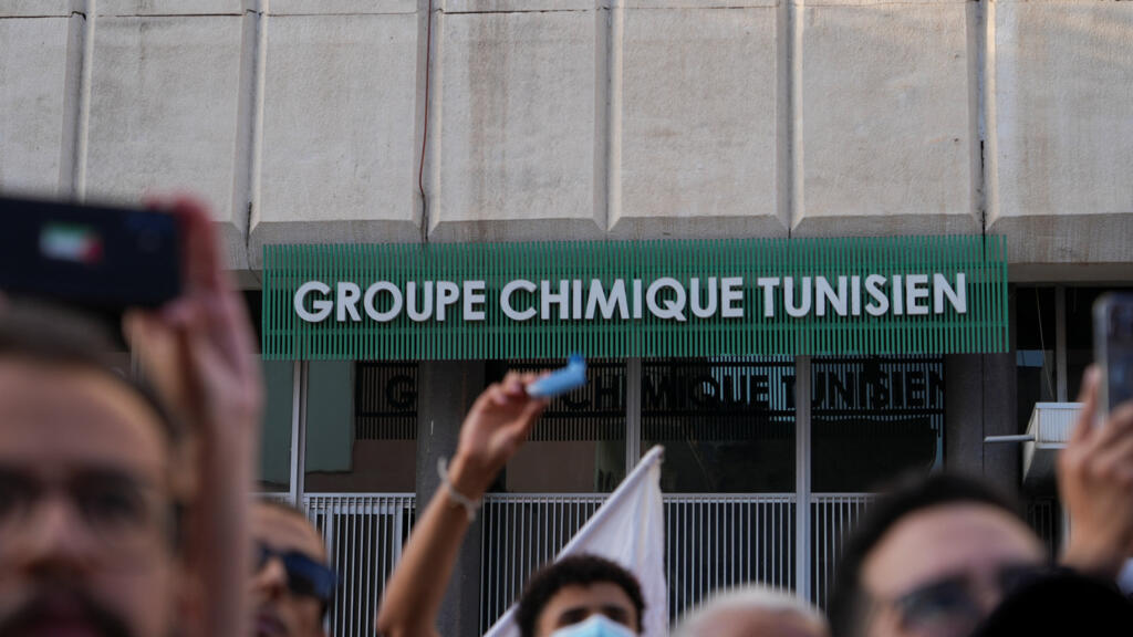 Des manifestants se rassemblent devant le Groupe chimique tunisien alors que des centaines de Tunisiens défilent dans la capitale Tunis, pour protester contre une grave crise environnementale causée par la pollution d'une usine chimique d'État à Gabès, en Tunisie, le 25 octobre 2025.