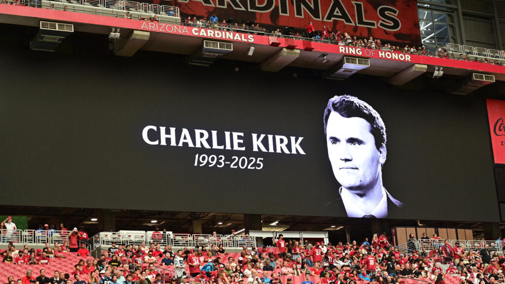 14 de setembro de 2025; Glendale, Arizona, EUA; Momento de silêncio por Charlie Kirk antes do primeiro tempo entre Carolina Panthers e Arizona Cardinals no State Farm Stadium.
