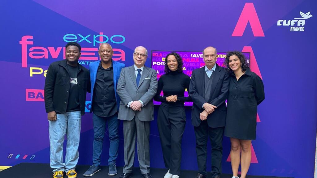 Da esquerda para a direita: Kayode Encarnação, presidente da Cufa França, Celso Athayde, fundador da Cufa, o embaixador brasileiro em Paris, Ricardo Neiva Tavares, a chef Alessandra Montagne, madrinha da Expo Favela, e o senador Aloysio Nunes, chefe da Apex na Bélgica, na abertura da Expo Favela em Paris, em 25 de outubro de 2024.