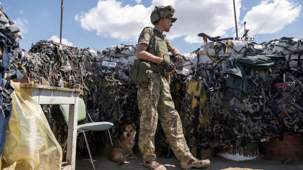 Un soldat ukrainien sur la ligne de front dans la région de Mykolaiv, le 23 juillet 2022.
