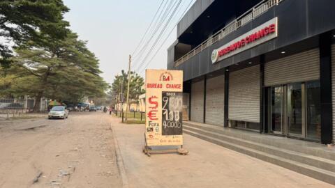 Un panneau annonçant le taux de change entre le franc congolais et le dollar américain, le 6 octobre 2025 à Kinshasa.