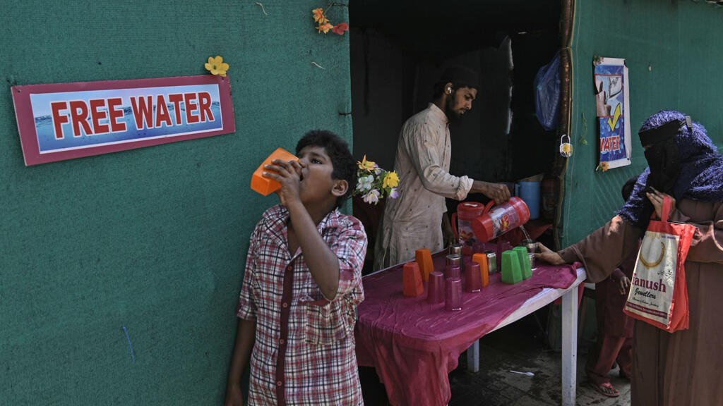 Un bénévole distribue de l'eau potable à Hyderabad, en Inde, le 21 mars 2024, alors que la planète vient de connaître son mois de mars le plus chaud jamais enregistré.