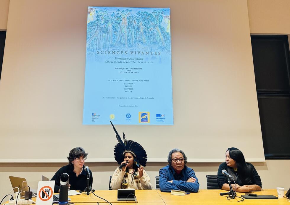 Na mesa do “Ciências Vivas: Perspectivas Indígenas no Mundo da Pesquisa e das Artes” da esquerda para a direita: tradutora; Juliana Tupinambá (com o microfone); Anastácio Peralta e Francys Baniwa.