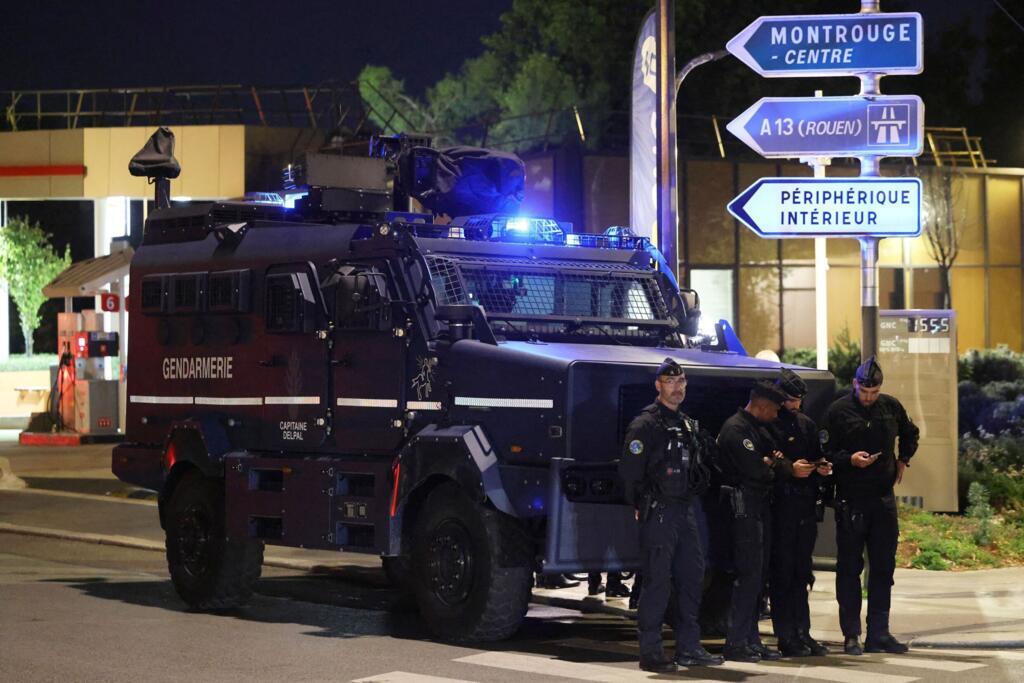 Agentes de la policía francesa montan guardia delante de un vehículo policial Centaur en la Puerta de Orleans de París el 18 de septiembre de 2025.