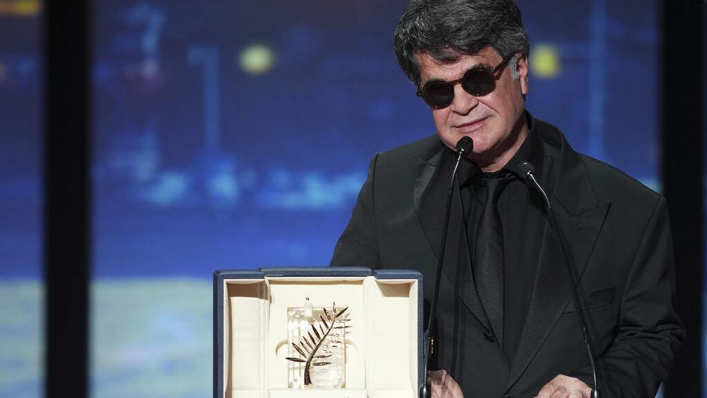 Le réalisateur Jafar Panahi accepte la Palme d'Or pour le film «Un simple accident», lors de la cérémonie de remise des prix du 78e festival international du film, à Cannes, dans le sud de la France, le samedi 24 mai 2025.