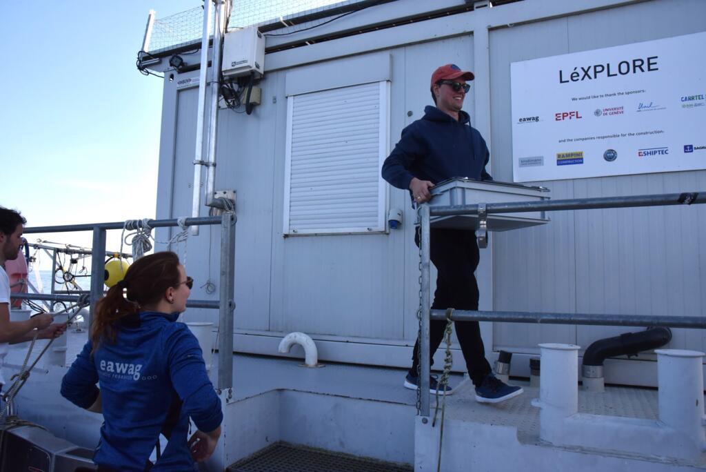 Mortimer Werther, post-doctorant à l’université de Zürich et spécialiste de la télédétection par satellite, Anita Schlatter, technicienne, et Jonas Wydler, doctorant, de l’Eawag, mènent une étude sur la production primaire dans le lac Léman, le 1er novembre 2024.
