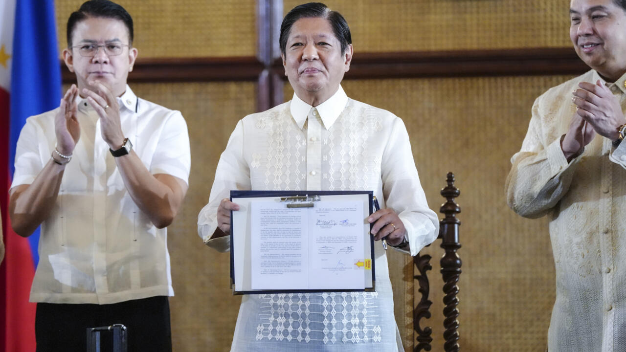 Biển Đông : Philippines thông qua 2 luật để củng cố chủ quyền