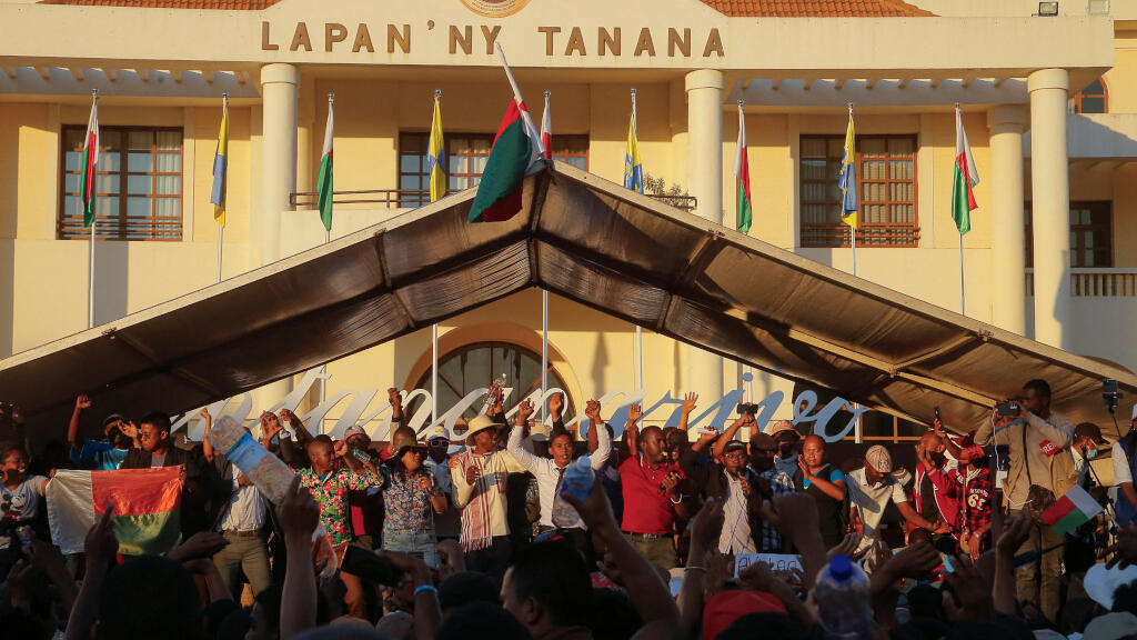 À la Une: la fuite des dirigeants à Madagascar