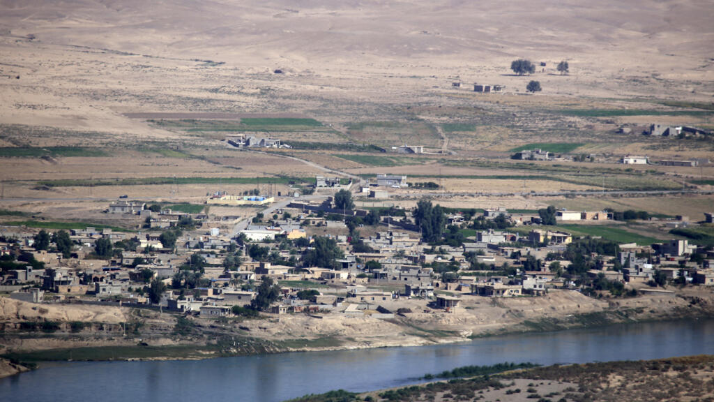 Cette photo prise le 1er novembre 2022 montre une vue du village de Messahag sur les rives du Tigre dans la province de Salaheddine au nord de l'Irak.
