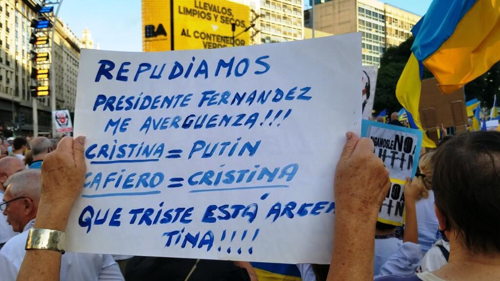 Manifestantes contra a posição da Argentina