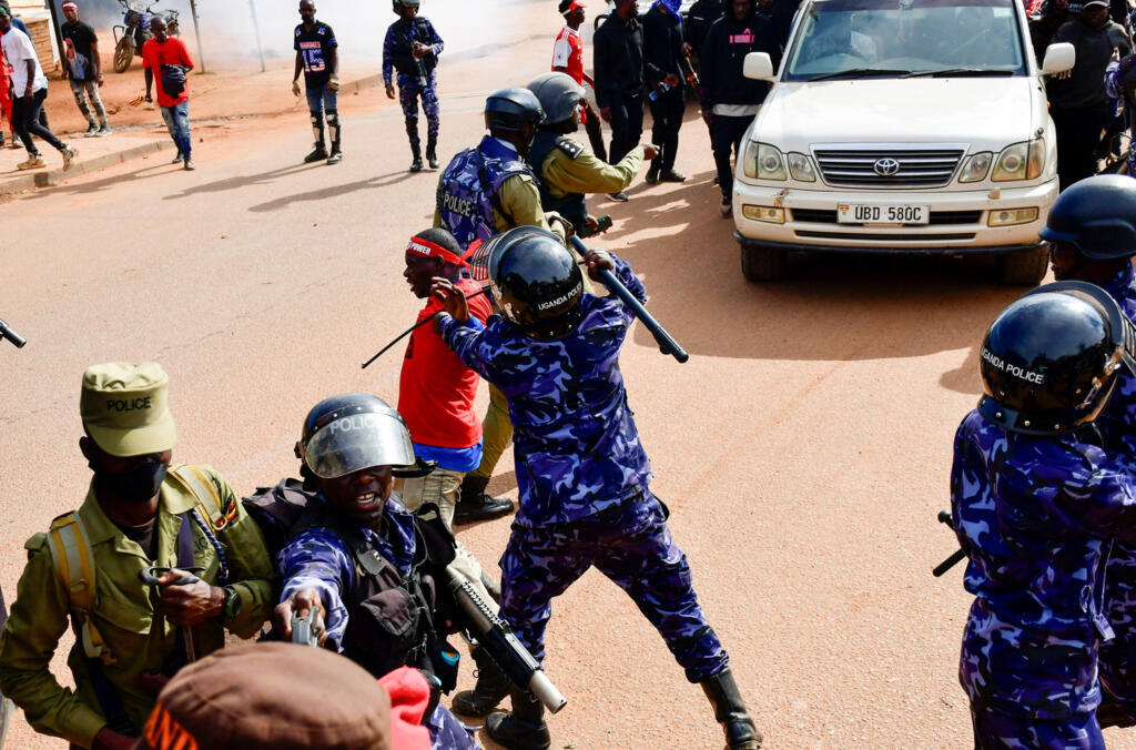 Polisi wakiwatawanya wafuasi wa Bobi Wine nchini Uganda.