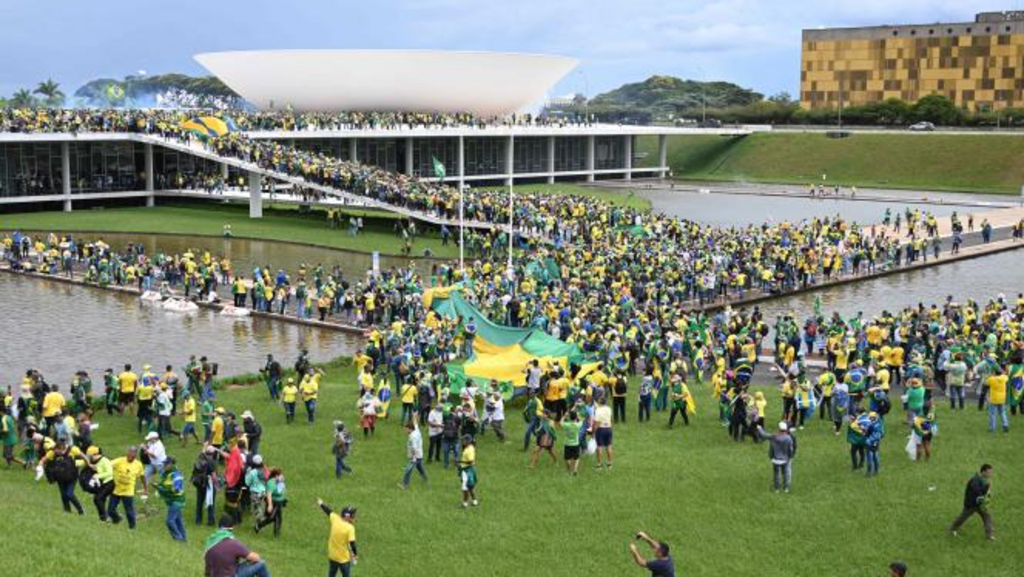 No domingo, 8 de janeiro, centenas de apoiadores do ex-presidente de extrema direita Jair Bolsonaro invadiram o exterior do prédio do Congresso em Brasília.