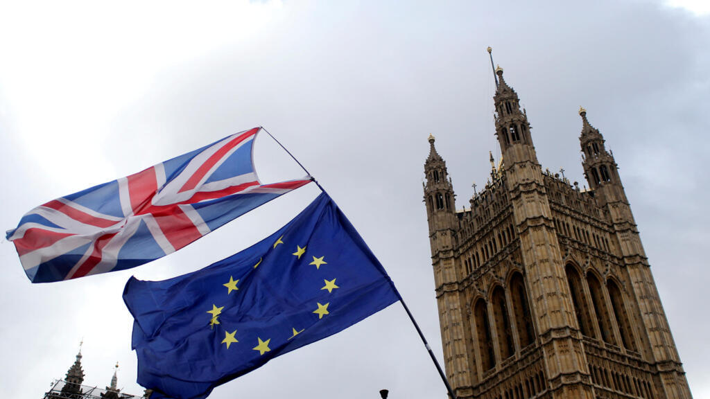Les drapeaux britannique et européen flottent devant le palais de Westminster.