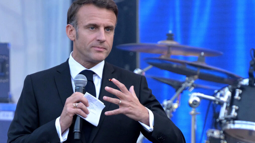 Le président français Emmanuel Macron s'exprime lors de la « Fête de la musique », festival annuel d'une journée dans la cour du palais présidentiel de l'Élysée à Paris, le 21 juin 2024.