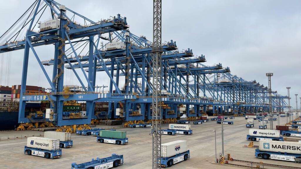 Vue générale du terminal automatisée du port en eau profonde de Qingdao. Premier terminal portuaire entièrement automatisé d’Asie