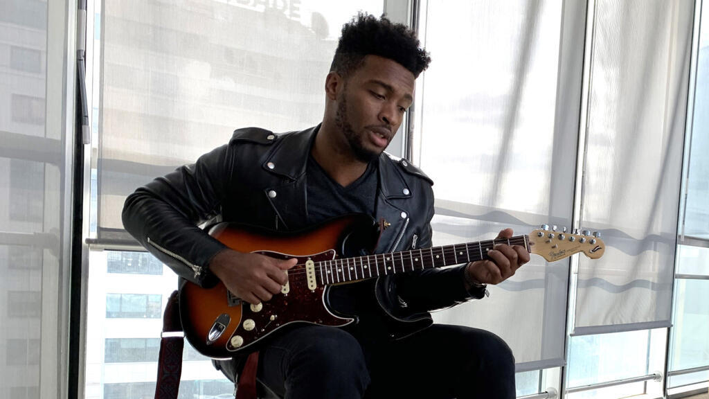Phillip-Michael Scales ne perd pas une occasion de parfaire son jeu de guitare.