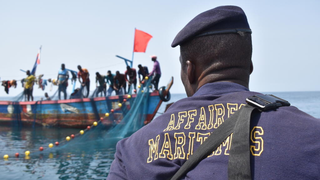 Un membre de la police des affaires maritimes de Grand-Béréby, veillant aux activités des pécheurs locaux.