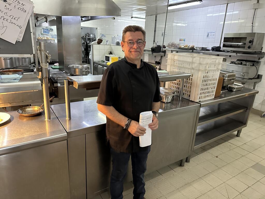 Bruno Oustric dans ses cuisines du Tiama à Abidjan