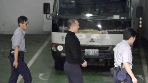 Zhou Hongxu (au centre), un étudiant chinois de l'université nationale Chengchi de Taïwan, escorté par des policiers au tribunal de district de Taipei le 15 septembre 2017. Accusé d'avoir recruté des espions pour Pékin, il a été condamné à un an et deux mois de prison.