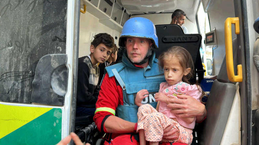 Jana Ayyad, petite fille de Gaza, souffrant de malnutrition sévère et d’acidose dans les mains d'un casque bleu de l'ONU.