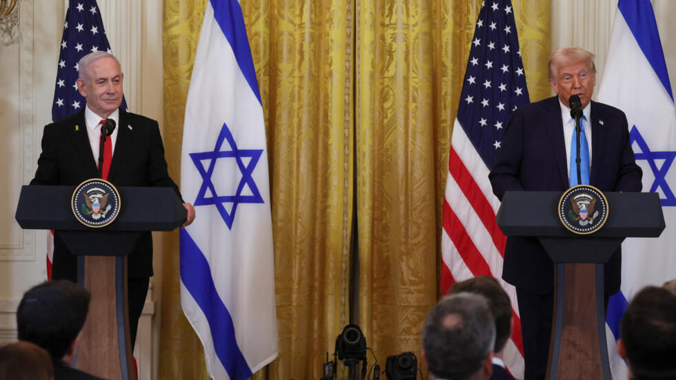 Tổng thống Hoa Kỳ Donald Trump (P) và thủ tướng Israel Benjamin Netanyahu họp báo chung tại Nhà Trắng, Washington, ngày 04/02/2025. 
