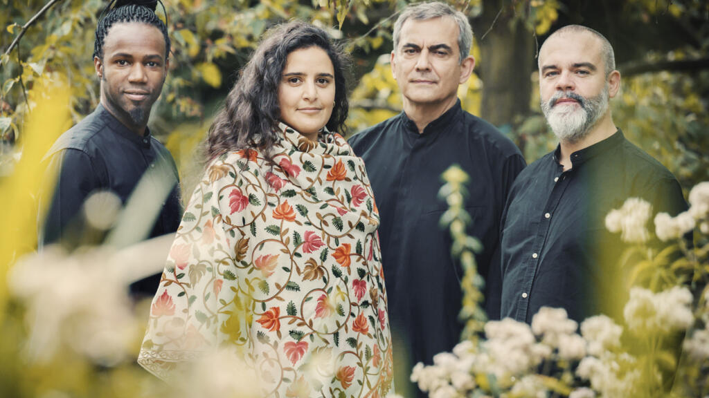L'artiste franco-syrienne Naïssam Jalal (centre) sort un nouvel album intitulé « Healing Rituals ».