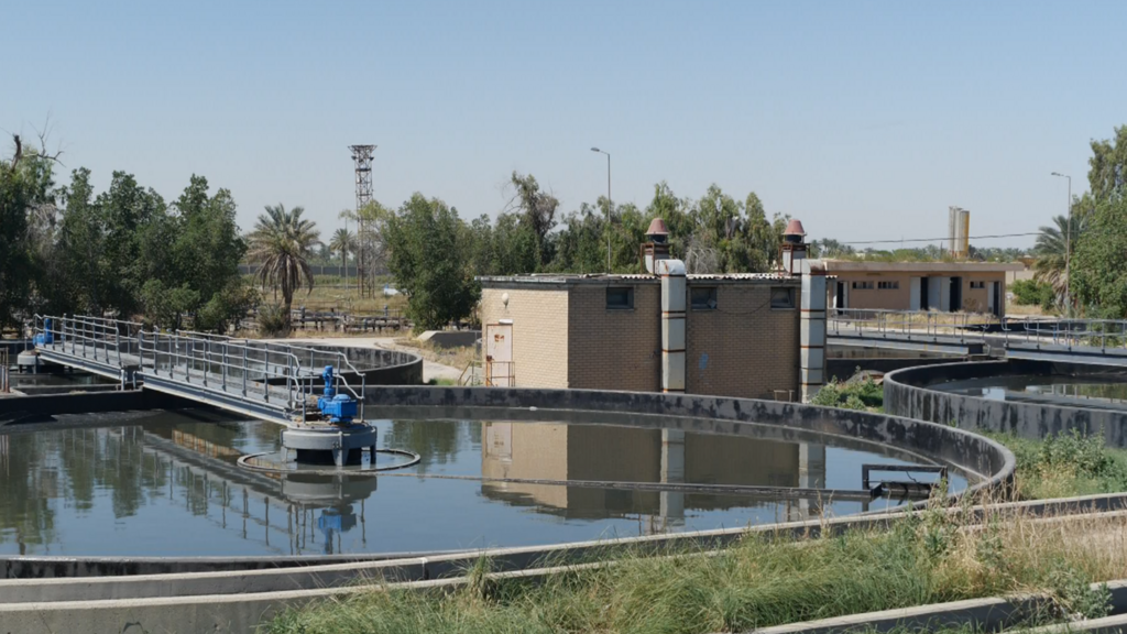 À Bagdad, les infrastructures de retraitement des eaux ne sont plus adaptées face à la pression démographique exercée par la population grandissante. Les eaux non traitées terminent dans les rivières affluentes du Tigre.